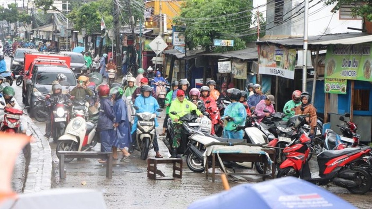 Truk Trailer Tertabrak Kereta Bandara Soetta, Lalin Poris Macet Total
