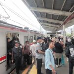 Penumpang KRL Bogor-Manggarai Tiba-Tiba Dialihkan ke Kereta Lain di Stasiun Depok