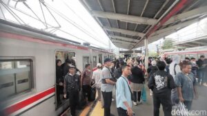Penumpang KRL Bogor-Manggarai Tiba-Tiba Dialihkan ke Kereta Lain di Stasiun Depok