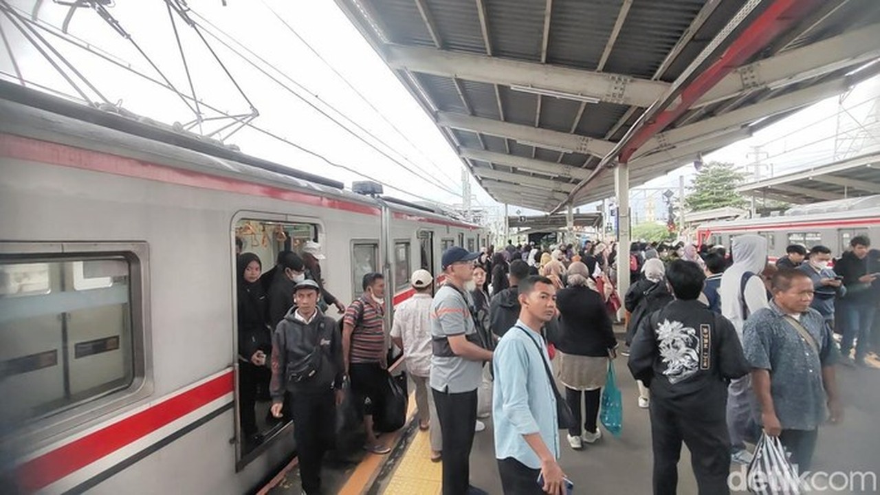 Penumpang KRL Bogor-Manggarai Tiba-Tiba Dialihkan ke Kereta Lain di Stasiun Depok