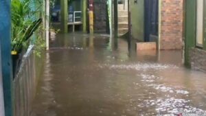 Banjir 1 Meter Rendam Permukiman Kebon Pala Jakarta Timur Akibat Hujan Deras