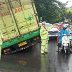 Truk Fuso Terperosok di Cengkareng, Lalin Arah Jakarta Barat Macet Parah