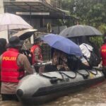 Banjir 75 Cm Rendam Pela Mampang Jaksel, Warga Dievakuasi dengan Perahu Karet