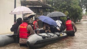 Banjir 75 Cm Rendam Pela Mampang Jaksel, Warga Dievakuasi dengan Perahu Karet