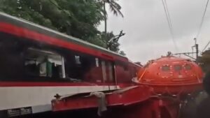 KA Bandara Soetta Tertemper Truk Kontainer di Poris, Rangkaian Ringsek dan Lalin Macet Parah
