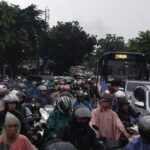 Banjir Swadarma Cipulir Lumpuhkan Koridor 13 TransJakarta, Penumpang Diimbau Hati-hati