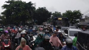 Banjir Swadarma Cipulir Lumpuhkan Koridor 13 TransJakarta, Penumpang Diimbau Hati-hati