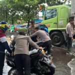 Banjir Daan Mogot Jakbar: Polisi Bantu Dorong Motor Mogok, Imbau Cari Jalur Alternatif