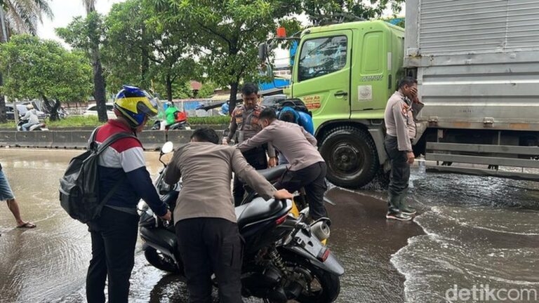 Banjir Daan Mogot Jakbar: Polisi Bantu Dorong Motor Mogok, Imbau Cari Jalur Alternatif Banjir Daan Mogot Jakbar: Polisi Bantu Dorong Motor Mogok, Imbau Cari Jalur Alternatif