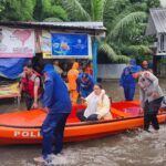 Banjir Kebon Pala, Polisi Evakuasi Warga yang Hendak Bekerja Naik Perahu Karet