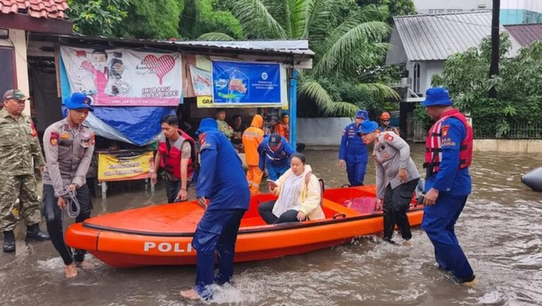 Banjir Kebon Pala, Polisi Evakuasi Warga yang Hendak Bekerja Naik Perahu Karet Banjir Kebon Pala, Polisi Evakuasi Warga yang Hendak Bekerja Naik Perahu Karet