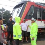 Truk Trailer Tabrak Kereta Bandara Soetta di Poris, Tiang Listrik LAA Ikut Roboh
