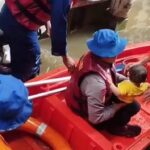 Banjir Kebon Pala: Polisi Evakuasi Balita dan Warga Sakit di Tengah Ketinggian Air 1 Meter