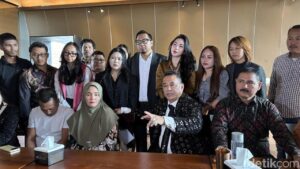 Tangis Ibunda Fandi Pecah di Hadapan Hotman Paris, Bantah Anaknya Terlibat Kasus Sabu 2 Ton