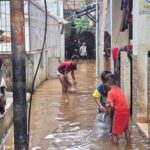 Banjir Cipulir Gagal Sahur, Warga Fokus Selamatkan Barang dari Genangan Air