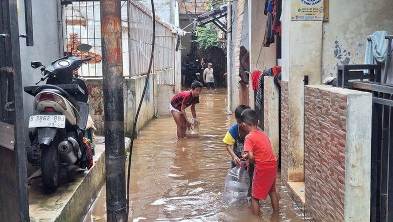 Banjir Cipulir Gagal Sahur, Warga Fokus Selamatkan Barang dari Genangan Air Banjir Cipulir Gagal Sahur, Warga Fokus Selamatkan Barang dari Genangan Air
