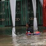 Banjir Rawa Buaya Jadi Arena Bermain Air Anak-anak di Jakarta Barat