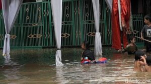 Banjir Rawa Buaya Jadi Arena Bermain Air Anak-anak di Jakarta Barat