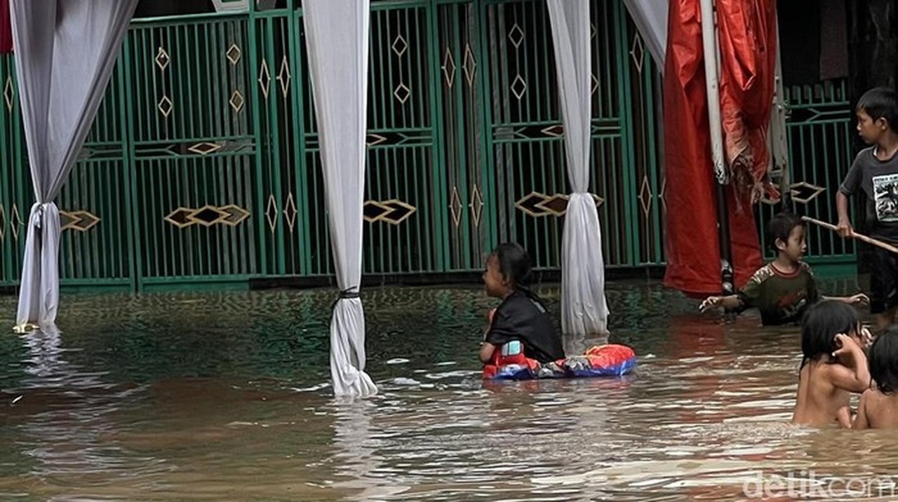 Banjir Rawa Buaya Jadi Arena Bermain Air Anak-anak di Jakarta Barat
