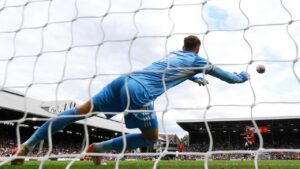 Eksekusi Penalti Konyol Berujung Tendangan Bebas untuk Lawan di Liga Inggris