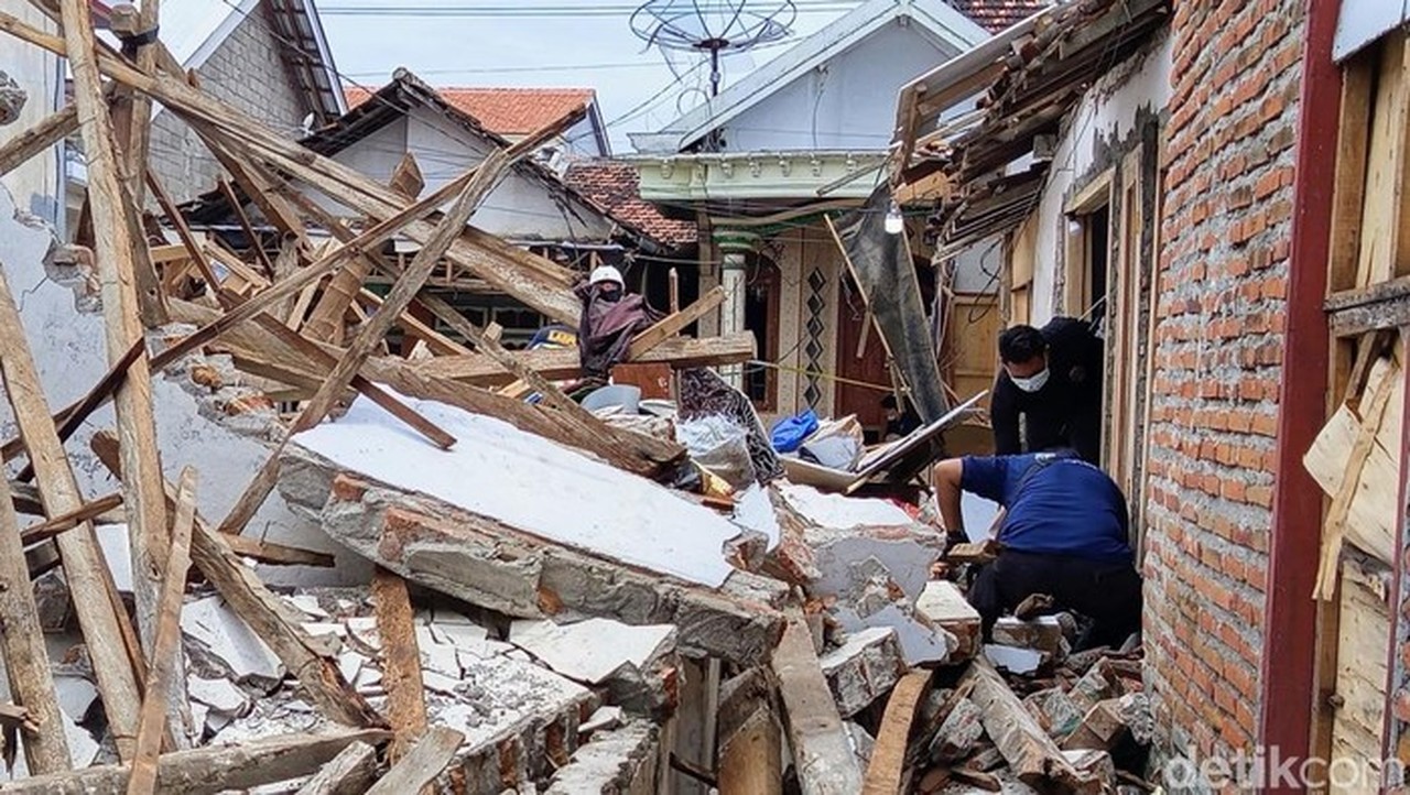 Lubang 52 Cm Ditemukan di Lokasi Ledakan Petasan Situbondo, 1 Tewas dan 12 Rumah Hancur