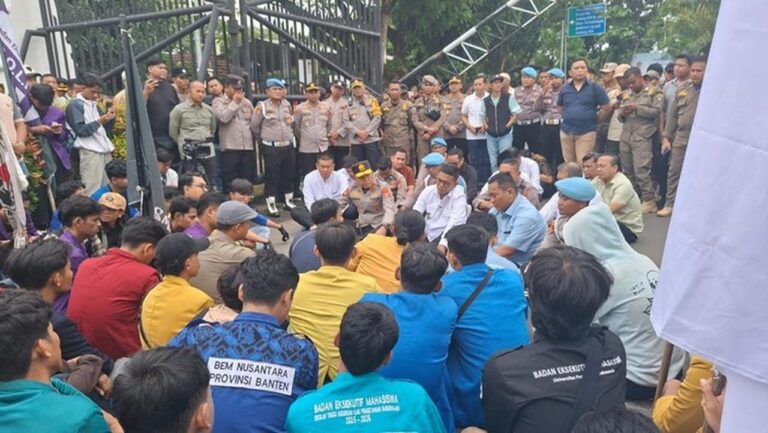 Setahun Memimpin Banten, Gubernur Andra Soni Temui Mahasiswa yang Gelar Aksi di Depan Kantornya