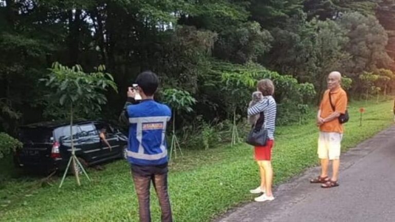 Diduga Mengantuk, Minibus Terperosok ke Rerumputan di Tol Jagorawi Arah Bogor Diduga Mengantuk, Minibus Terperosok ke Rerumputan di Tol Jagorawi Arah Bogor