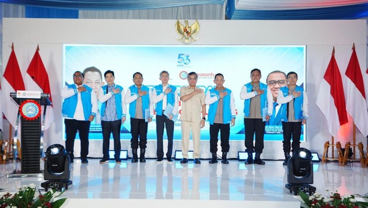 Kapolri Lantik Arsjad Rasjid dan Empat Tokoh Lain sebagai Dewan Penasihat KSPSI Kapolri Lantik Arsjad Rasjid dan Empat Tokoh Lain sebagai Dewan Penasihat KSPSI