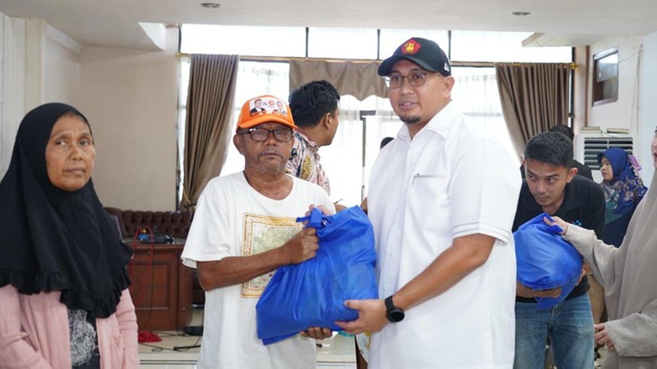 Andre Rosiade Salurkan 5.000 Paket Sembako untuk Warga Pariaman Jelang Ramadan Andre Rosiade Salurkan 5.000 Paket Sembako untuk Warga Pariaman Jelang Ramadan