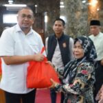 Andre Rosiade Salurkan 1.000 Paket Sembako untuk Warga dan Lansia di Padang