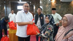 Andre Rosiade Salurkan 1.000 Paket Sembako untuk Warga dan Lansia di Padang