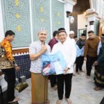 Tito Karnavian Salat Subuh di Banda Aceh, Salurkan Bantuan untuk Warga Terdampak Bencana