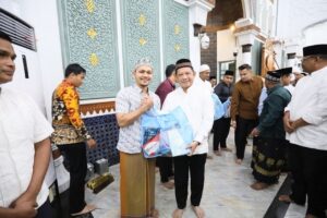 Tito Karnavian Salat Subuh di Banda Aceh, Salurkan Bantuan untuk Warga Terdampak Bencana