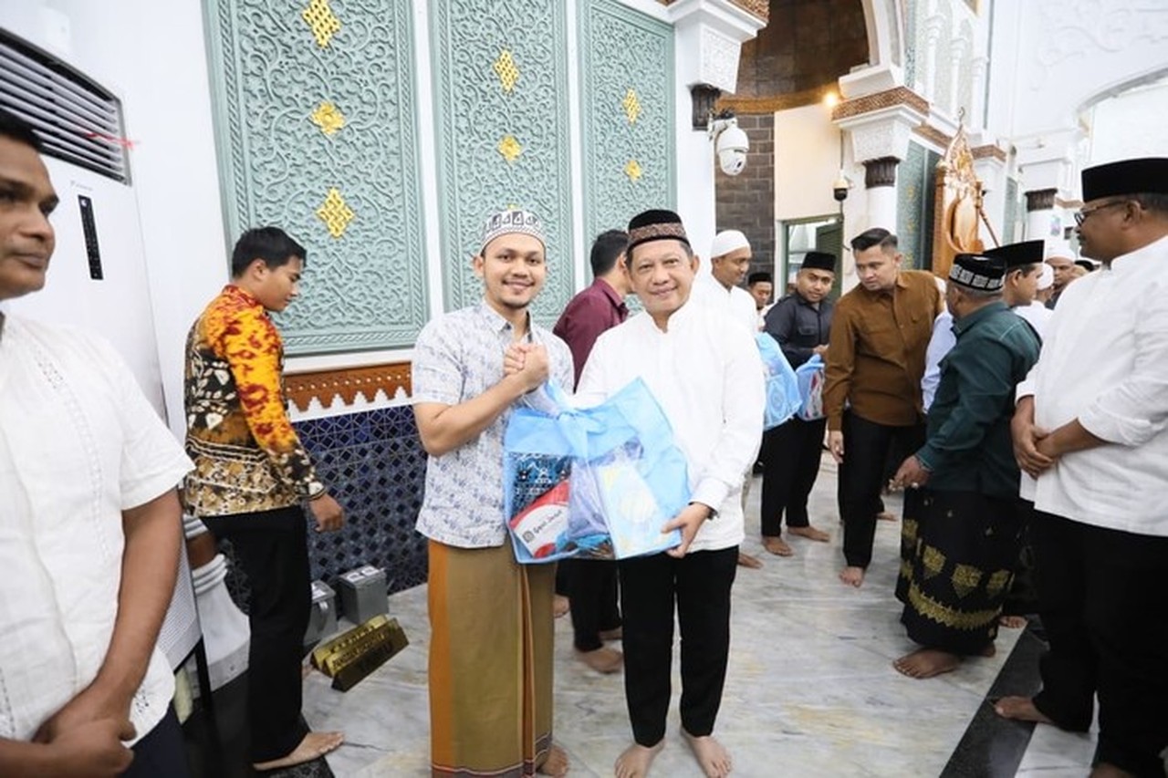 Tito Karnavian Salat Subuh di Banda Aceh, Salurkan Bantuan untuk Warga Terdampak Bencana Tito Karnavian Salat Subuh di Banda Aceh, Salurkan Bantuan untuk Warga Terdampak Bencana
