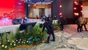 Tim Jibom Brimob Polda Metro Jaya Sterilisasi Hotel Grand Sahid Jaya untuk Perayaan Imlek