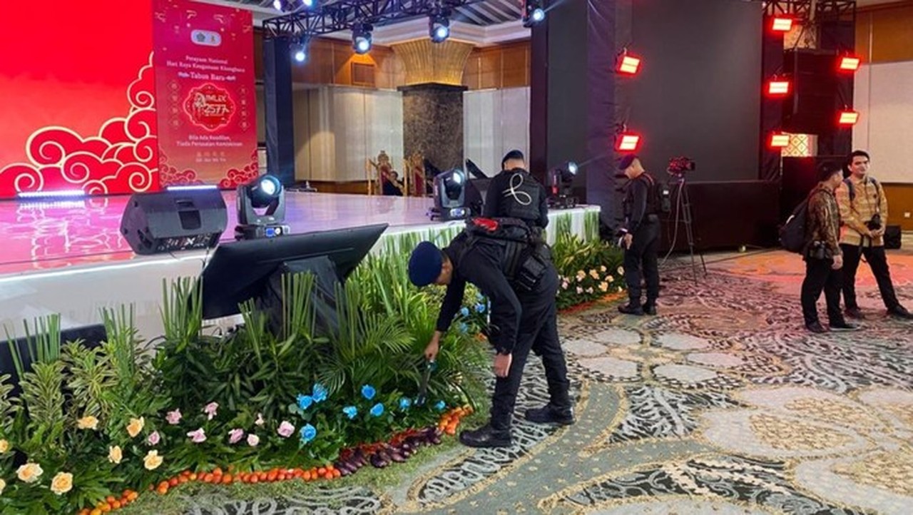 Tim Jibom Brimob Polda Metro Jaya Sterilisasi Hotel Grand Sahid Jaya untuk Perayaan Imlek