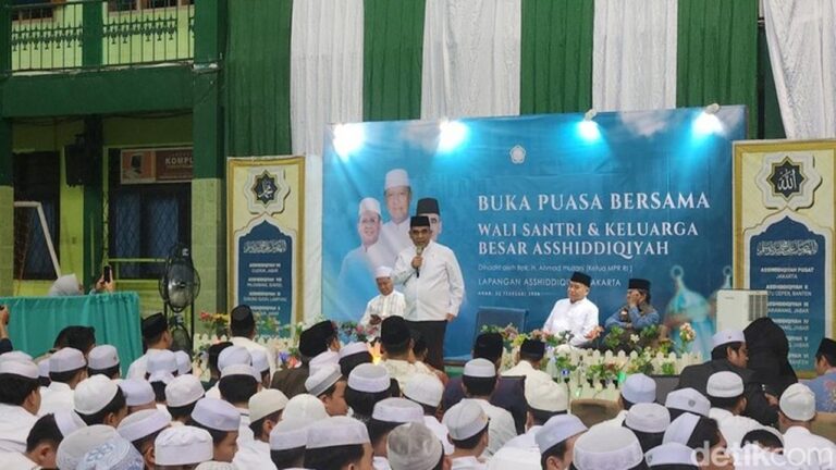 Ahmad Muzani Dorong Santri Perluas Wawasan Ilmu di Era Digital Ahmad Muzani Dorong Santri Perluas Wawasan Ilmu di Era Digital