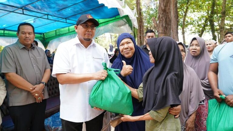 Andre Rosiade Bagikan 1.000 Paket Sembako di Pariaman, Komitmen untuk Masyarakat Sumbar Andre Rosiade Bagikan 1.000 Paket Sembako di Pariaman, Komitmen untuk Masyarakat Sumbar