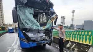 Sopir Tertidur, Dua Bus Transjakarta Adu Banteng di Jalur Langit Koridor 13, 24 Luka