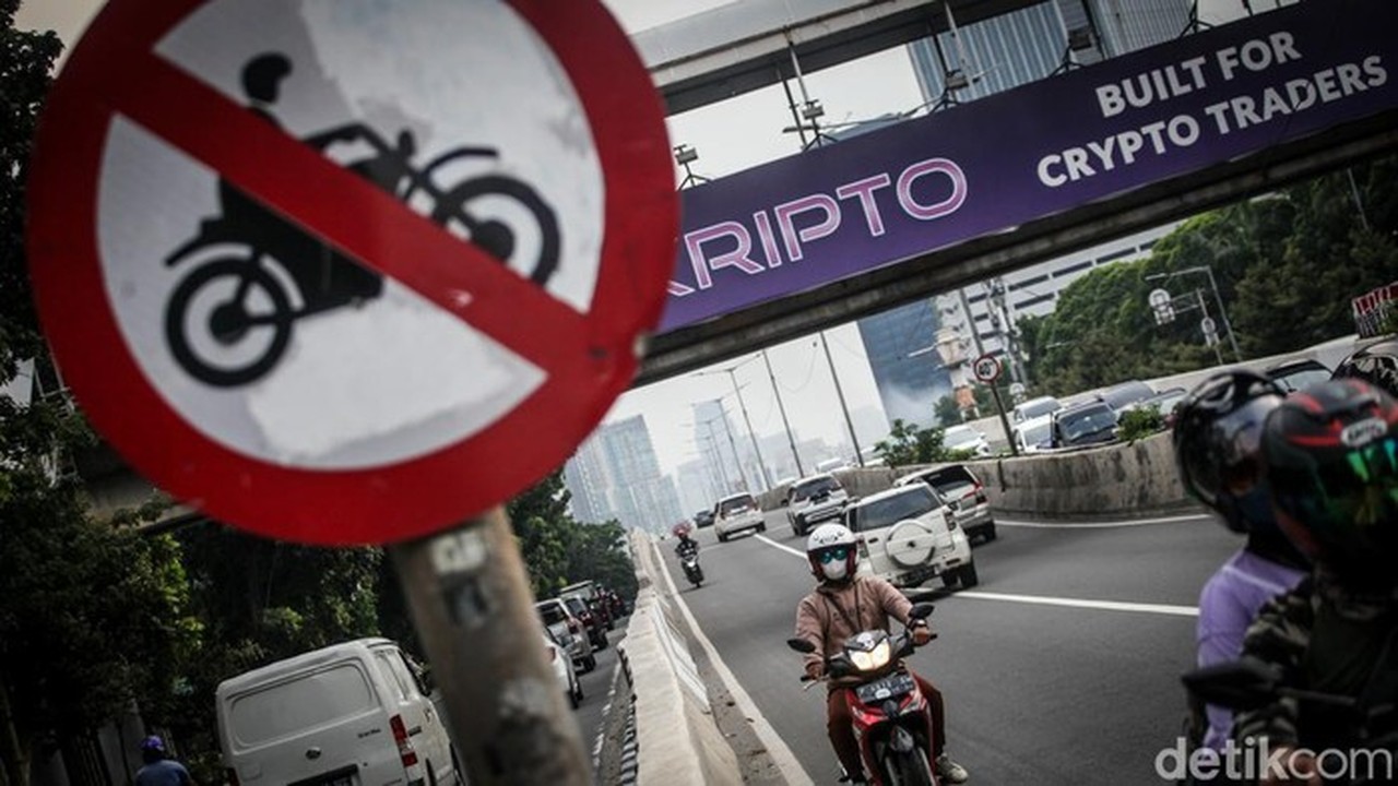 Gerombolan Pemotor Rusak Portal JLNT Casablanca untuk Konten, Polisi Buru Pelaku