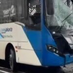 Dua Bus TransJ Aduh Banteng di Koridor 13, 23 Penumpang Terluka Termasuk Dua Patah Tulang