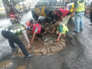 Polisi Perbaiki Darurat Jalan Rusak di Serang untuk Tekan Angka Kecelakaan