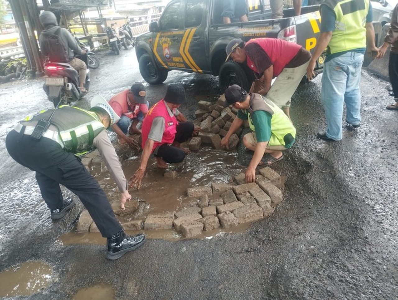 Polisi Perbaiki Darurat Jalan Rusak di Serang untuk Tekan Angka Kecelakaan