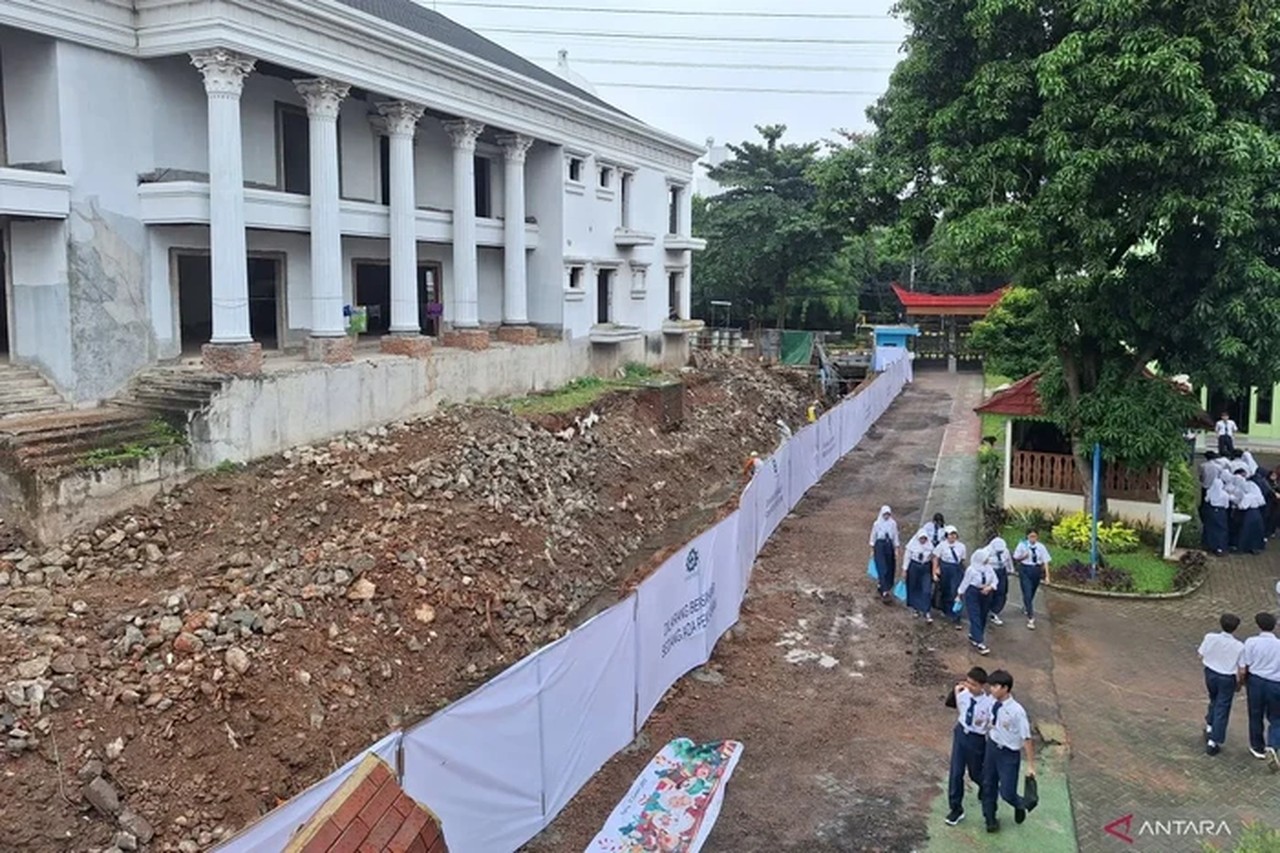 Tembok Roboh di SMPN 182 Jaksel, Pagar Sementara Dibangun Demi Keamanan Siswa