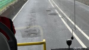 Jalur Langit TransJ Koridor 13 Berlubang, Penumpang Keluhkan Ketidaknyamanan dan Minta Perbaikan Segera