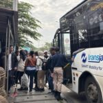 Tak Ada Halte, Penumpang TransJ Bekasi Antre di Pinggir Jalan Komsen Jatiasih