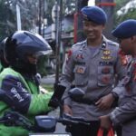 Brimob Polda Metro Jaya Tebar Kebaikan di Jalan, Bagikan Ratusan Takjil untuk Ojol dan Pejalan Kaki