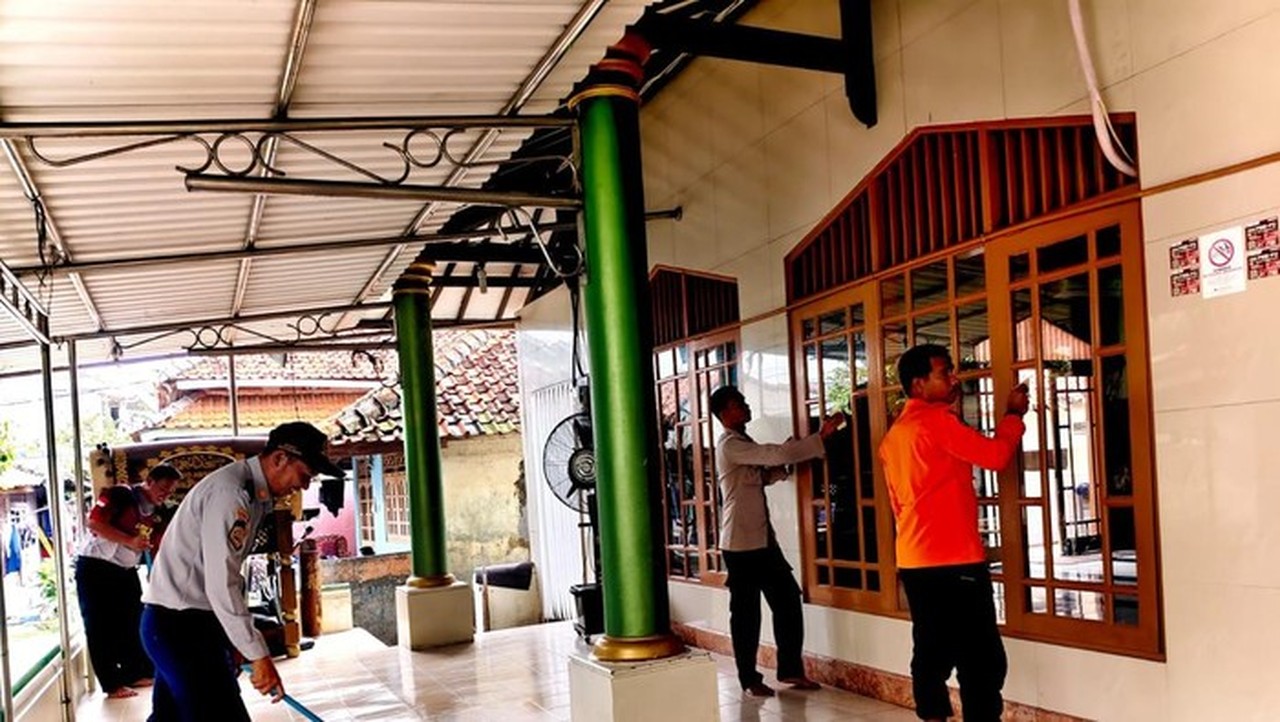 Polres Kepulauan Seribu Gelar Aksi Bersih-bersih Masjid Dukung Program Bang Jasri