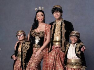 Asri Welas Ungkap Alasan Foto Keluarga Hanya Bersama Ketiga Anaknya