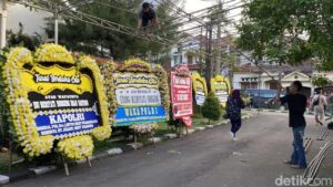 Berduka, Karangan Bunga dari Petinggi Polri hingga Megawati Hiasi Rumah Duka Eyang Meri Hoegeng